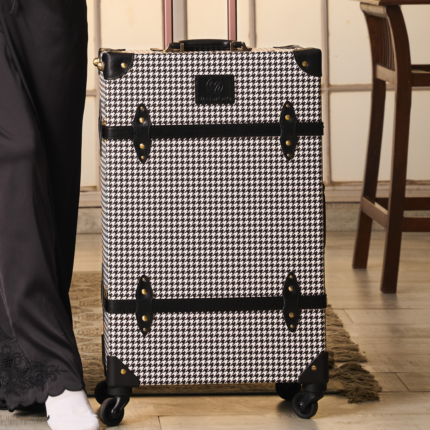 Black & White Check-in Medium